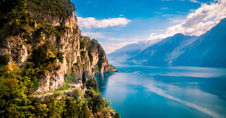 Bildet viser sykkelveien langs Gardasjøen.