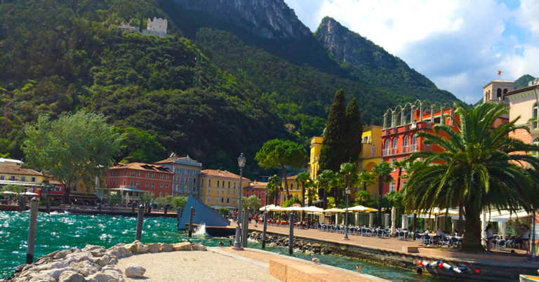 Bildet viser torget i Riva del Garda.