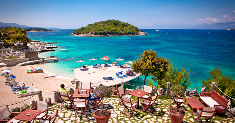 Vakker strandkafe i Albania
