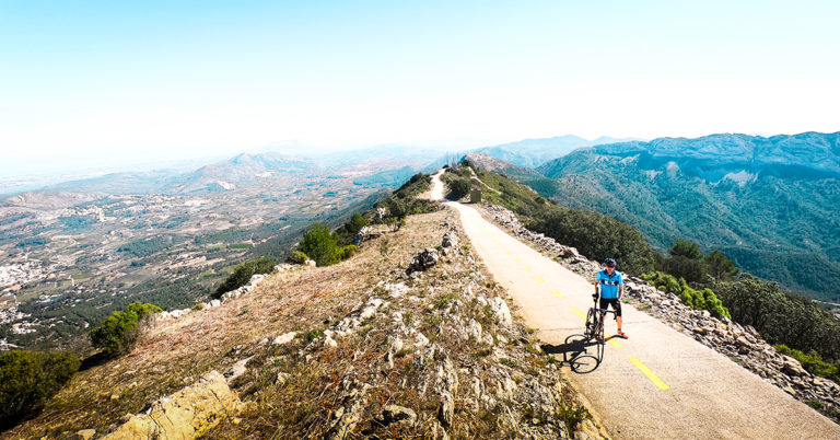 Syklist på toppen av Albir