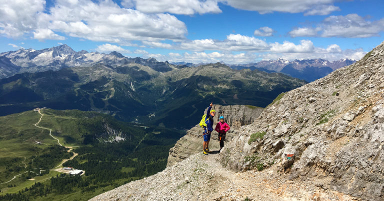 Bildet viser guide og deltaker på toppen av fjellet i Brenta-Dolomittene.