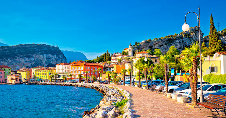 Den vakre byen Torbole som ligger helt nord i Gardasjøen.