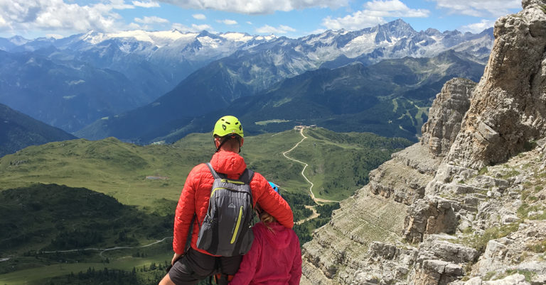Far og datter nyter utsikten i Brenta-Dolomittene