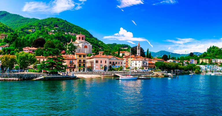 Lago Maggiore, med små hus i forkant og fjellet i bakkant.