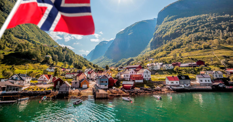 Flagg i Underdal i Flåm