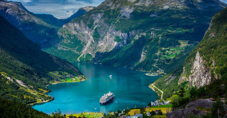 Geirangerfjorden med cruiseskip, Geiranger, Norge. Expa Travel arrangerer sykkelturer hit.