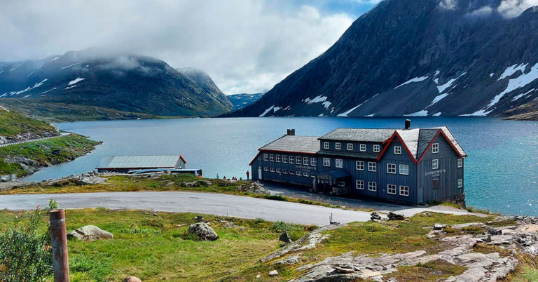 Djupvasshytta, Geiranger, Norway. Expa Travel arrangerer sykkelturer over Sognefjellet.