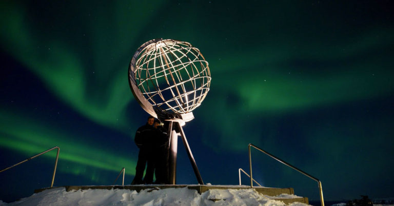 Nordkapp-platået med nordlys