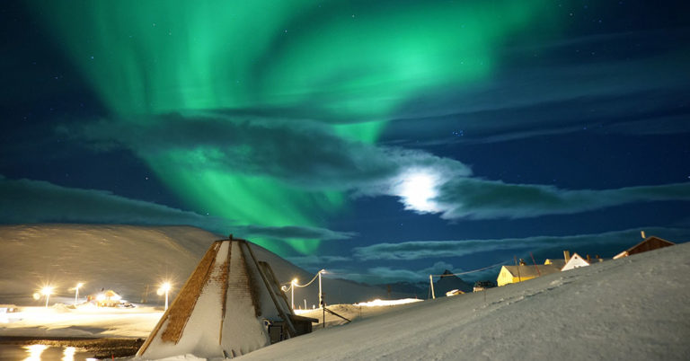 Nordlys over lavvo