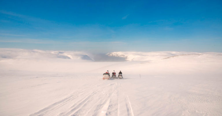 3 scootere på Snøscootersafari i Finnmark