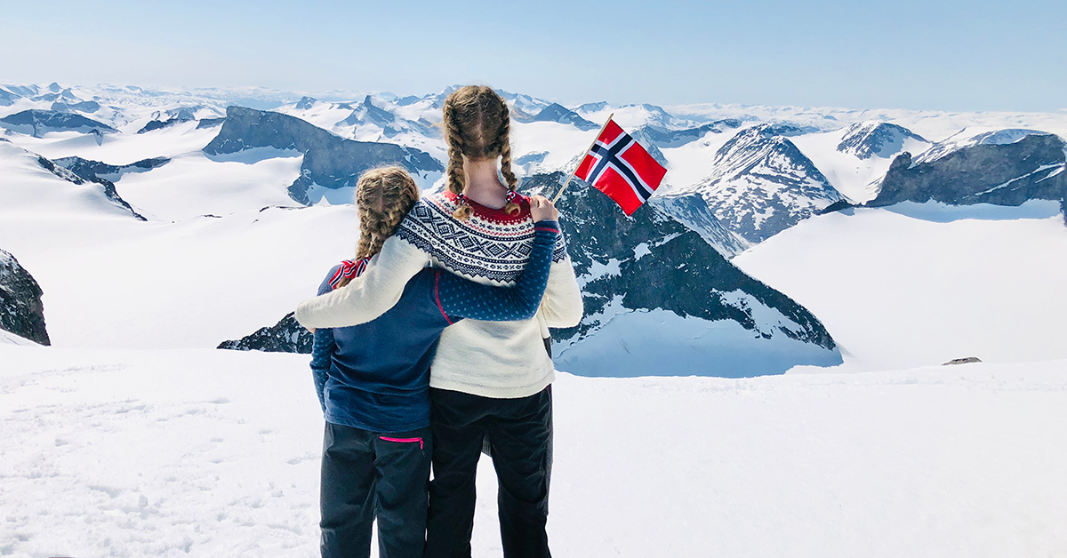 17. mai på Galdhøpiggen - jenter med flagg, Norway