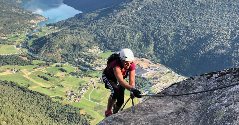 Klatrer i Loen Via Ferrata