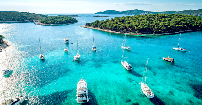 båter i azurblått hav ved øya Hvar i Kroatia.