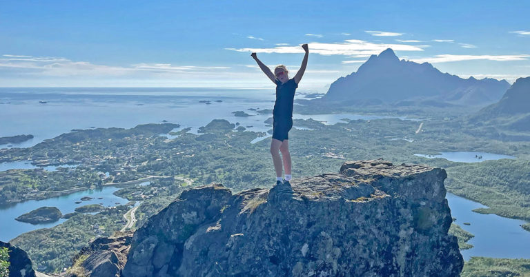 Tuva på toppen av Tjeldbergtinden i Svolvær