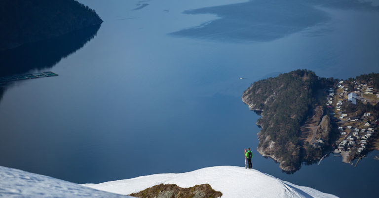 Dronebilde av skigåer og utsikt til Stranda