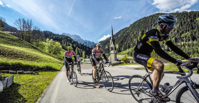 Syklister på vei opp i Dolomittene