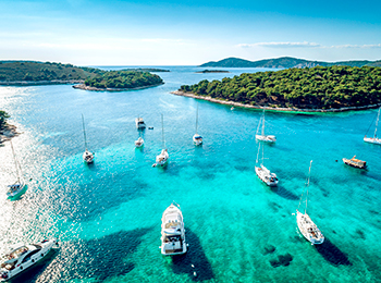 Båter utenfor øya Hvar