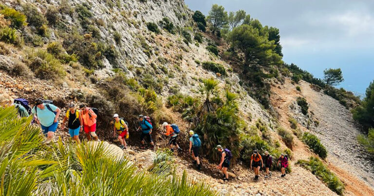 deltakere på vei opp på fjellet i Spania