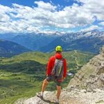 Mann med hjelm i fantastisk utsikt i Brenta-Dolomittene