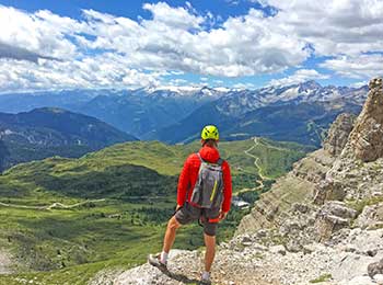 Mann med hjelm i fantastisk utsikt i Brenta-Dolomittene