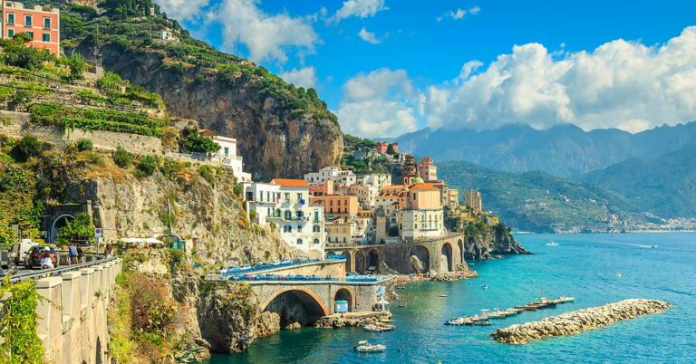 Bilde av vakre Amalfikysten i Italia.