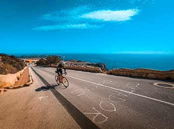 Syklist på vei opp i fjellene ovenfor Calpe