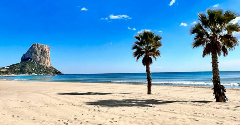 Strand med Calpeklippen i bakgrunnen