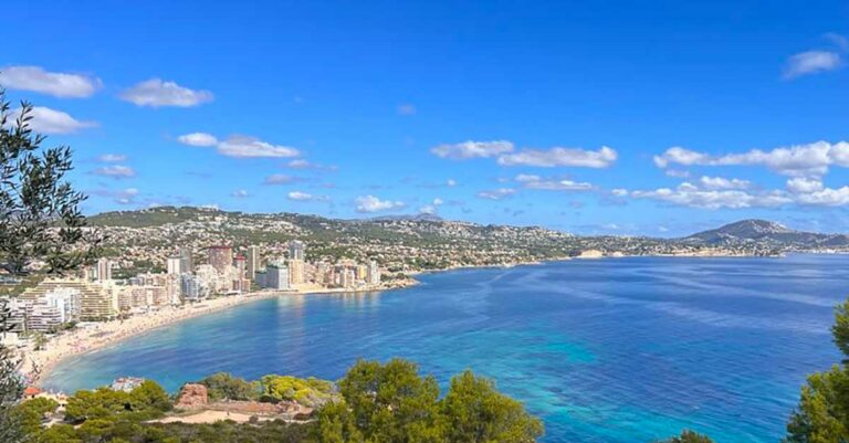 Utsikt fra Calpeklippen mot stranda lengst bort