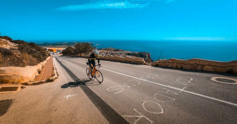 Stort bilde av Syklist på vei opp i fjellene ovenfor Calpe