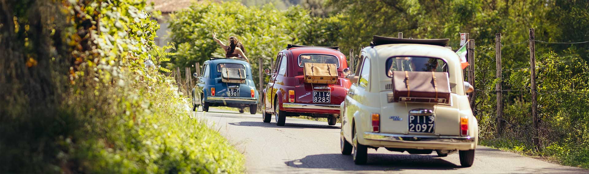 Lang rekke med Fiat 500 på veiene i Toscana