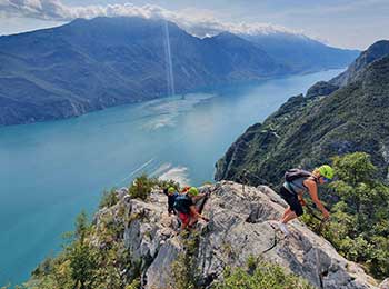 Deltakere som klatrer Via Ferrata ved Gardasjøen