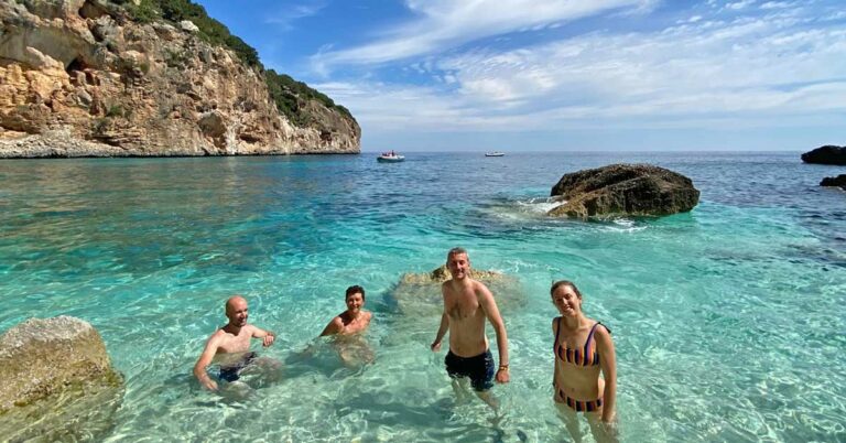 Bader i turkist hav på fotturen Selvaggio Blu