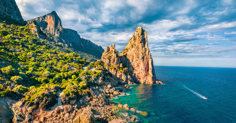 Stort bilde av fjell og klipper langs kysten på Selvaggio Blu