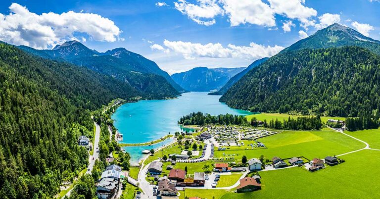 Alpelandsby med nydelig innsjø