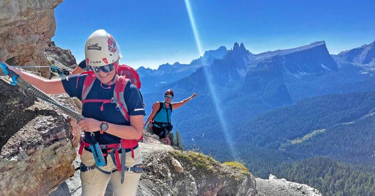 To damer i Via Ferrata i Dolomittene