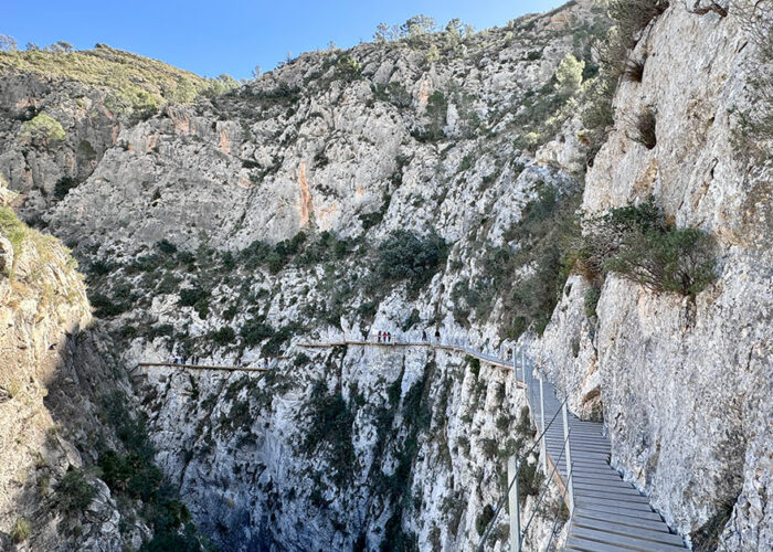 Stien som henger utenpå fjellet i Rellau