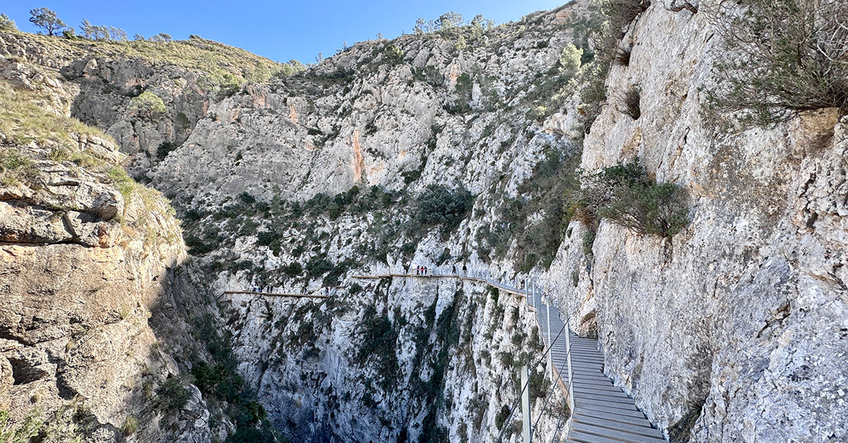 Stien som henger utenpå fjellet i Rellau
