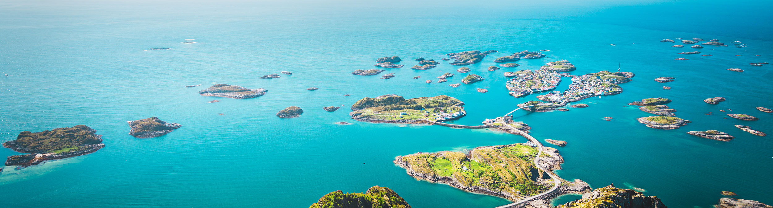 Stort bilde av utsikten fra Festvågtind i Lofoten
