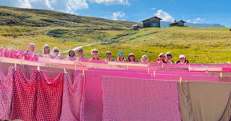 Deltakere bak klesvask i Dolomittene