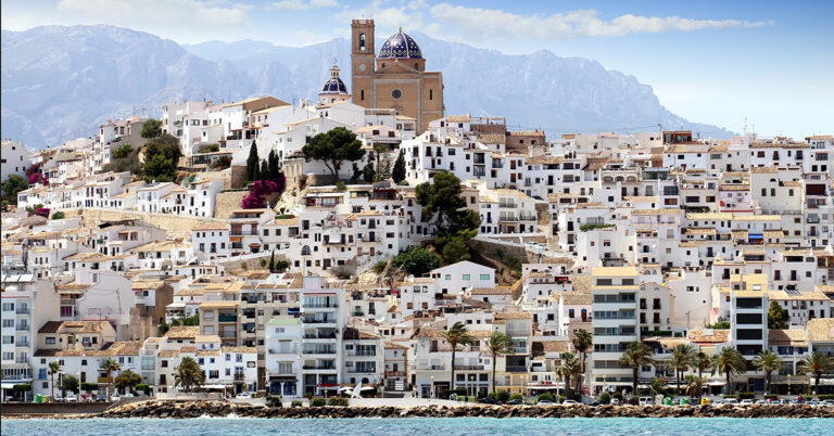 Den hvite gamlebyen i Altea, med kirken Nuestra Señora del Consuelo i bakgrunnen.