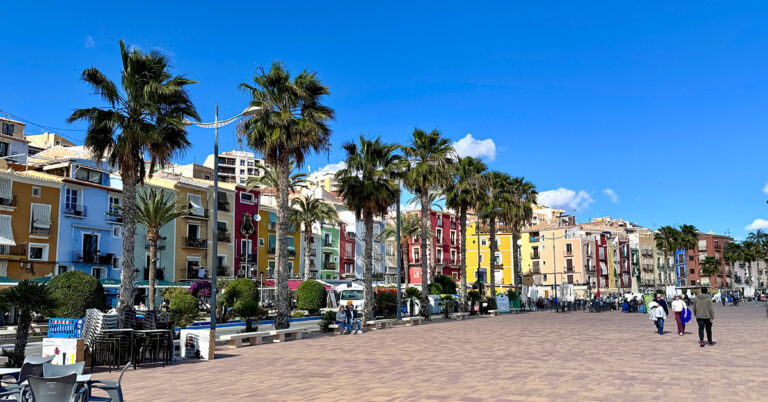 De fargerike gatene i Villajoyosa, Costa Blanca, Spania.