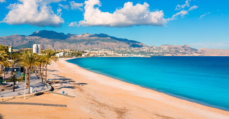Strandpromenaden fra Albir til Altea. Middelhavsblått hav.