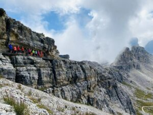 Lang rekke på fottur i Dolomittene