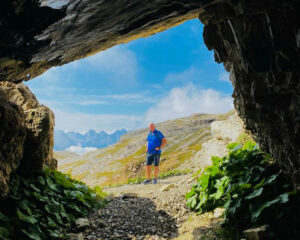 Deltaker ved grotte i Dolomittene