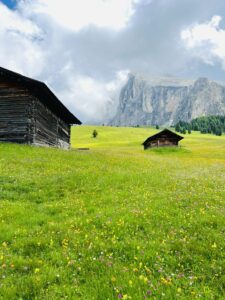 Nydelig hytte og bomstereng i Dolomittene