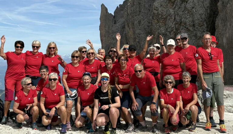 En herlig gjeng pensjonister i Dolomittene, ikledd like røde t-shirts med Expa-logo.