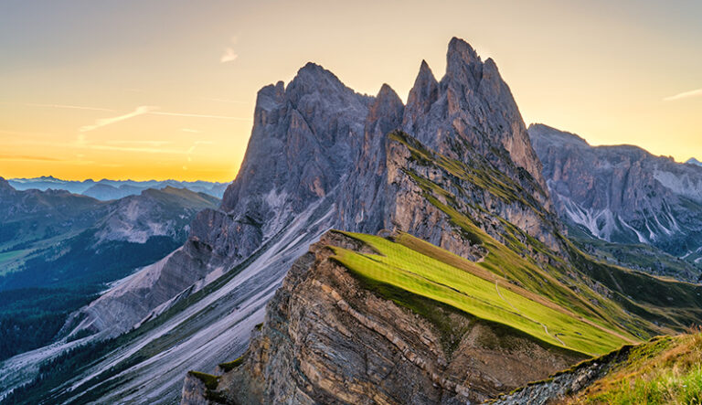 Den vakre klippen Seceda i Dolomittene. I solnedgang.