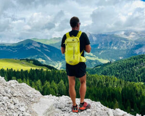 Yngve nyter utsikten i Dolomittene