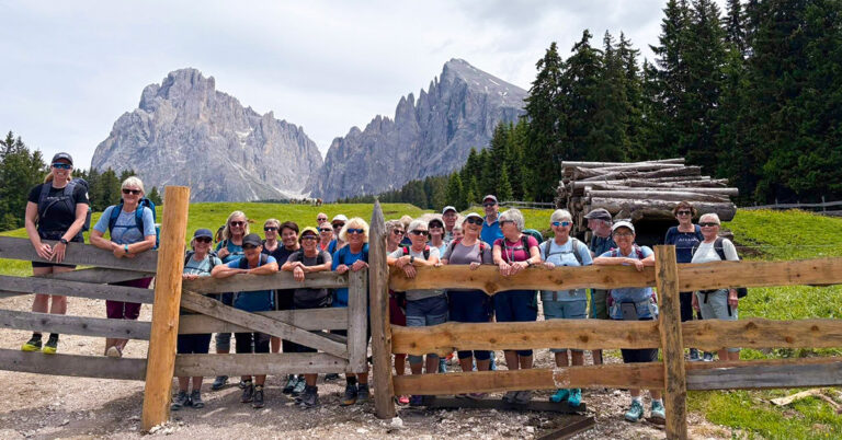Onsdagsgjengen i Dolomittene, foran en port, med en fantastisk natur i bakgrunnen.