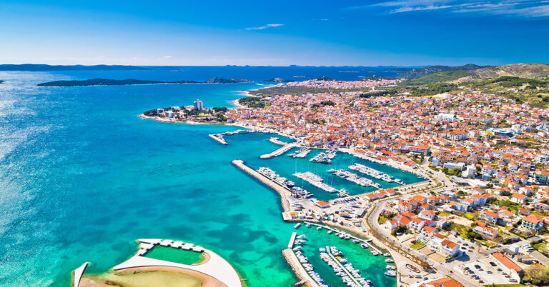 Badebyen Vodice i Kroatia, et av stoppene på vårt Sykkelcruise i Kroatia, Nord.